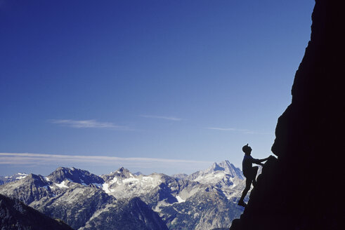 Mann beim Klettern der Beckey-Route am Liberty Bell Mountain - ISF00304