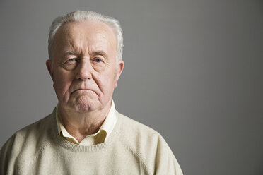 Senior man frowning - ISF00307