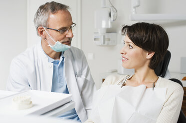Zahnarzt und Patient - ISF00315