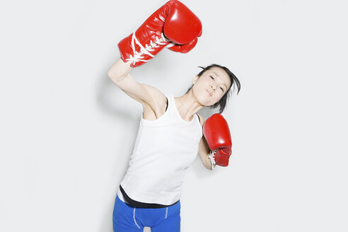 Junge Frau mit Boxhandschuhen - ISF00327