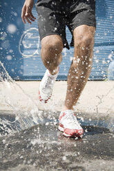 Runner stepping in puddle - ISF00328