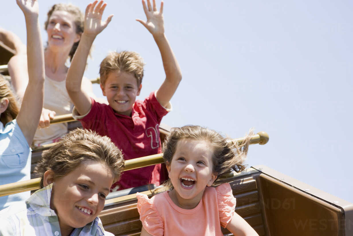 La Fille Va Faire Du Roller En Parc Photo stock - Image du gosse, enfant:  42383506