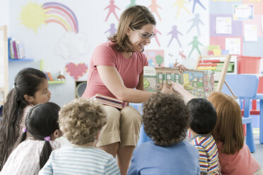 Ein Lehrer mit Kindern - ISF00378