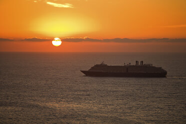 Kreuzfahrtschiff auf dem Pazifischen Ozean bei Sonnenaufgang - ISF00407