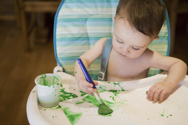 Baby Junge sitzt im Hochstuhl Malerei Bild - ISF00427