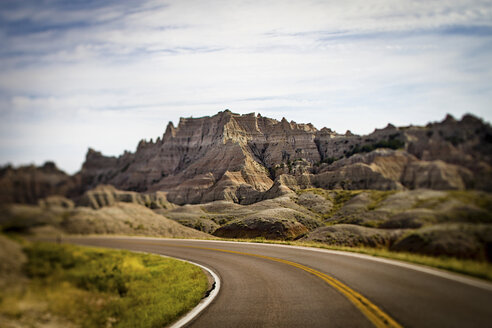 Landstraße im Badlands-Nationalpark, South Dakota, USA - ISF00458