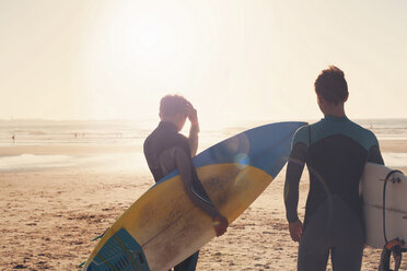 Surfer blicken auf das Meer hinaus - ISF00466