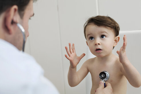 Arzt benutzt Stethoskop zur Untersuchung eines kleinen Jungen - ISF00470