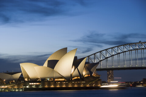 Opernhaus und Hafenbrücke von Sydney bei Nacht, lizenzfreies Stockfoto