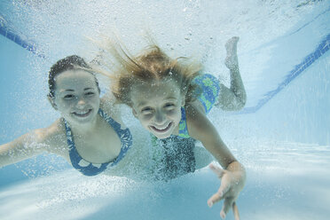 Mädchen im Schwimmbad - ISF00484