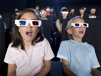 Kinder sehen einen 3D-Film - ISF00510