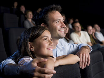 Vater und Tochter sehen sich einen Film an - ISF00511