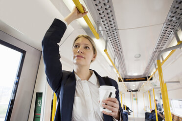 Geschäftsfrau im Zug der London Overground - ISF00525