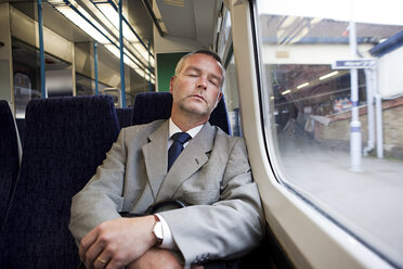 Pendler schlafend im Zug - ISF00528