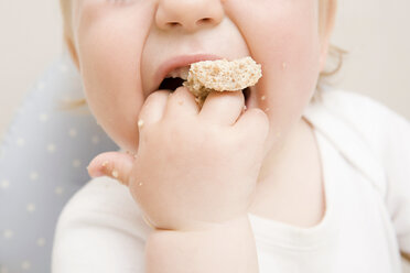 Ein kleiner Junge isst einen Keks - ISF00531