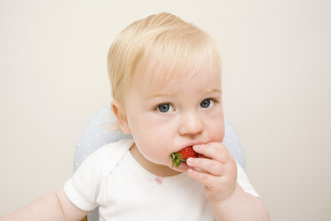 Ein kleiner Junge isst eine Erdbeere - ISF00532