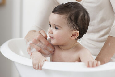 Baby boy having a bath - ISF00551