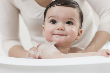Baby boy having a bath - ISF00553