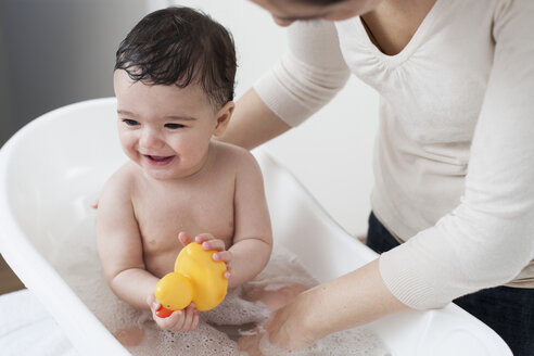 Mutter badet ihren kleinen Sohn - ISF00557