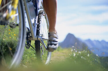 Nahaufnahme eines Radfahrers Fuß und Fahrrad Rad - ISF00574