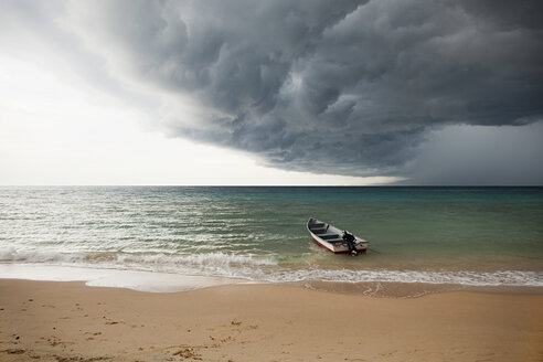 Boot auf dem Meer unter stürmischem Himmel, Perhentian Kecil, Malaysia - ISF00590