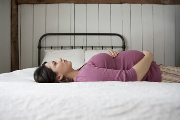 Pregnant woman lying on bed - ISF00608