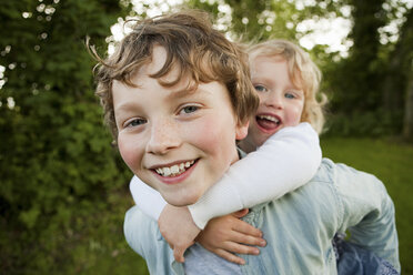 Brother giving sister piggyback - ISF00628