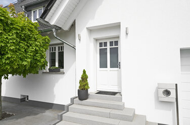 Deutschland, Köln, Eingang eines weißen neugebauten Einfamilienhauses - PDF01629