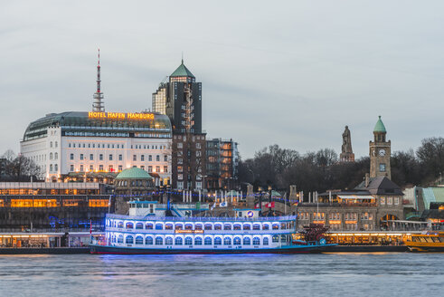 Deutschland, Hamburg, Bornsteinplatz, Blick über die Elbe zu den St. Pauli Landungsbrücken am Abend - KEB00818