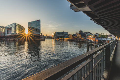 Deutschland, Hamburg, Blick auf Ericusspitze und Deichtorhallen von der Oberhafenbrücke bei Sonnenuntergang - KEBF00824