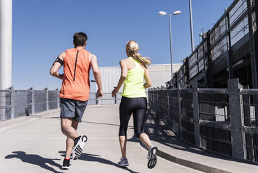 Fit couple jogging in the city - UUF13582