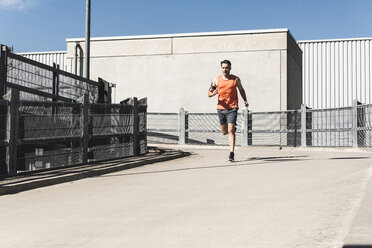 Man jogging in the city - UUF13586