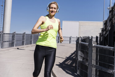 Woman jogging in the city - UUF13589