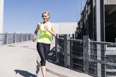 Frau beim Joggen in der Stadt - UUF13590