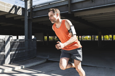 Mann beim Joggen in der Stadt - UUF13593