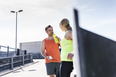 Fittes Paar beim Joggen in der Stadt, Spaß haben, eine Pause machen - UUF13601