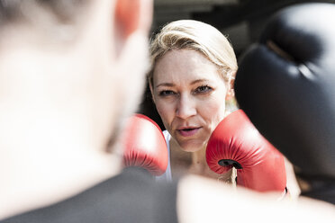 Mann und Frau beim Boxtraining - UUF13625