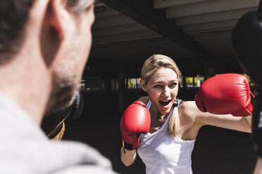 Mann und Frau beim Boxtraining - UUF13626