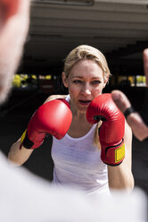 Mann und Frau beim Boxtraining - UUF13629