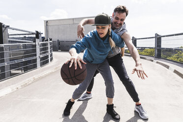 Mann und Frau spielen Basketball - UUF13640