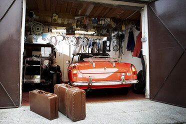 Vintage car and trunk suitcases in garage - ISF00643