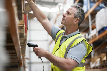 Man using barcode reader in warehouse - ISF00645