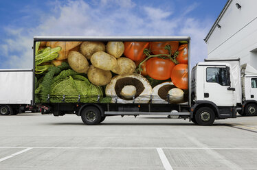 Lastwagen mit Gemüse vor dem Auslieferungslager geparkt - ISF00650