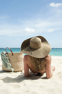 Frau am Sandstrand liegend, Mustique, Grenadinen-Inseln - ISF00723