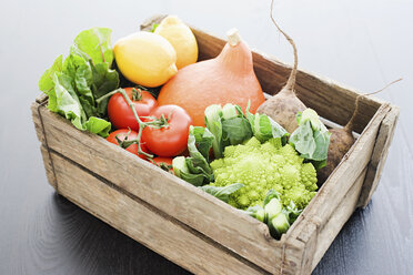 Wooden crate of fresh vegetables - ISF00760