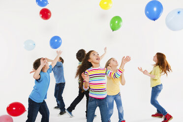 Kinder spielen mit Luftballons - ISF00784