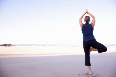 Frau beim Yoga am Strand, Playa Grande, Santa Cruz, Costa Rica - ISF00802