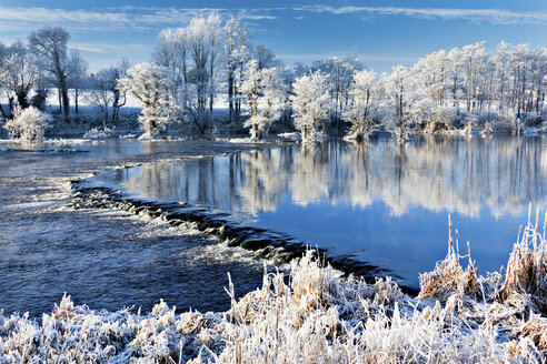 Fluss Shannon im Winter, Worrels End, Castleconnell, Grafschaft Limerick, Irland - ISF00803