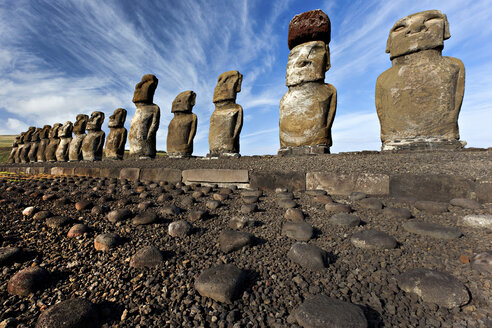 Moai-Statuen, ahu tongariki, osterinsel, polynesien - ISF00806