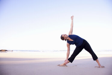 Frau beim Yoga am Strand, Playa Grande, Santa Cruz, Costa Rica - ISF00808